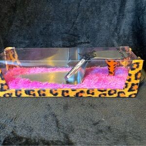 Cake knife in the shape of a high heel.